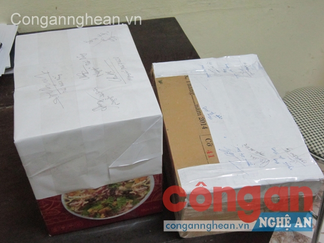 Tang vật 5 bánh cần sa đã được niêm phong