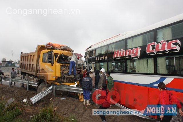 Xe khách 'đối đầu' xe tải, 2 tài xế mắc kẹt trong cabin