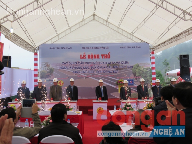 Xây dựng thêm cầu vượt nút giao thông QL1A và QL8B