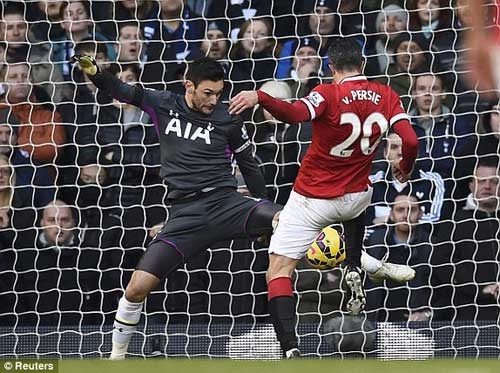 Persie đã bỏ lỡ cơ hội rất ngon ăn trong hiệp 1