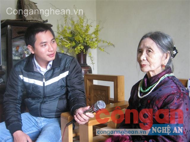 Nghệ nhân dân gian Nguyễn Thị Am đang hát dân ca