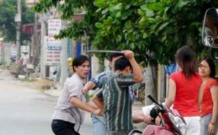 Côn đồ xông vào trường đánh thầy giáo