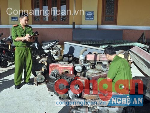 Công an huyện Hưng Nguyên thu giữ các đầu hút, máy nổ hút cát                                        của các thuyền khai thác trái phép