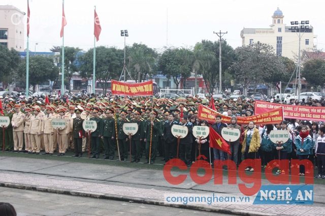 Ra quân đảm bảo TTATGT năm 2015