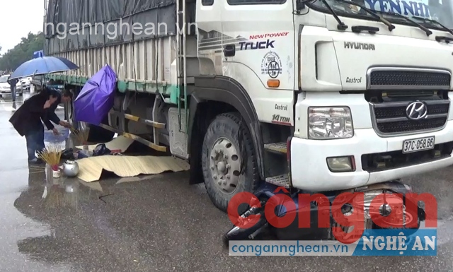 Xe tải đâm xem máy, hai người tử vong