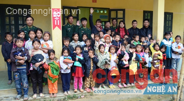 Niềm vui của các cháu học sinh cùng các thầy cô và đoàn tặng quà từ thiện