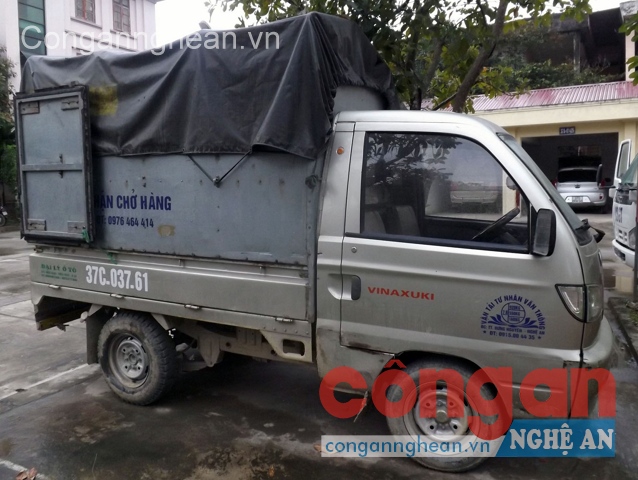 Hai chiếc xe các đối tượng dùng để vận chuyển trâu, bò đi tiêu thụ