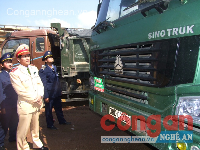 Do chở quá trọng tải, lái xe đã vừa chạy  vừa nâng ben đổ đá trên đường, gây nguy hiểm  cho lực lượng chức năng