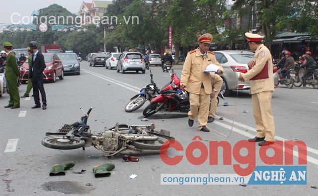 Lực lượng công an khám nghiệm hiện trường