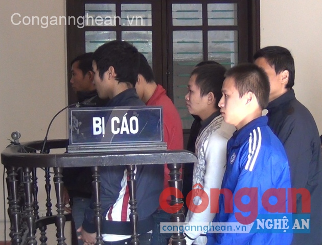 Trai làng chém nhau, 8 kẻ vào tù