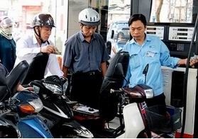 Giá xăng giảm 1.897 đồng/lít