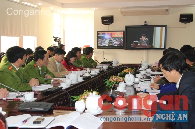 Các đại biểu theo dõi hội nghị trực tuyến