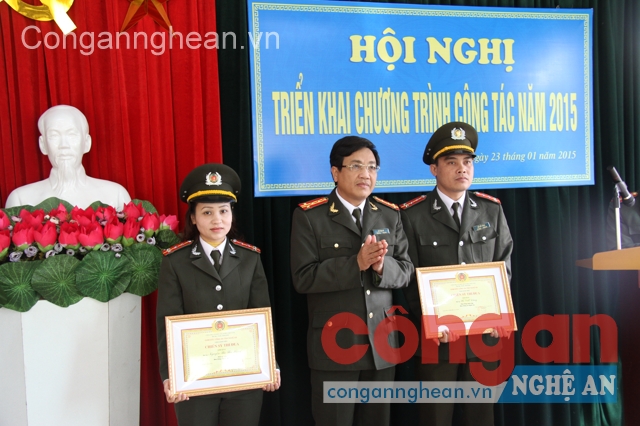 Tặng danh hiệu Chiến sỹ thi đua cho 2 cá nhân đã có thành tích xuất sắc trong công tác năm 2014
