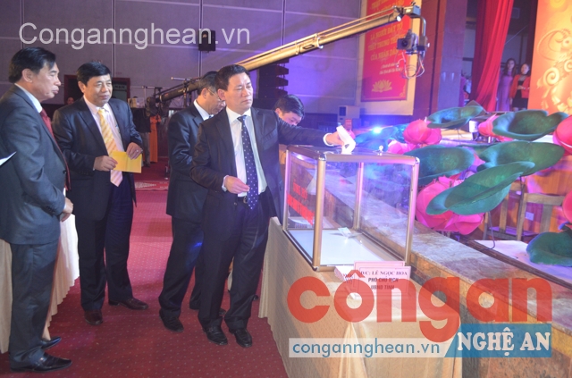 Các đồng chí lãnh đạo tỉnh trực tiếp ủng hộ chương trình “Tết vì người nghèo” tại chương trình