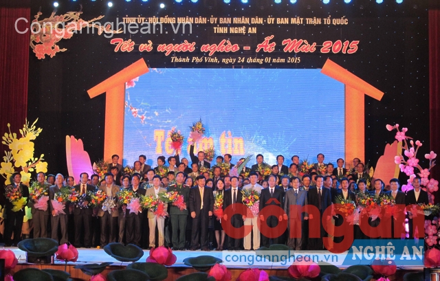 Lãnh đạo tỉnh Nghệ An tặng hoa, biểu dương các tập thể, doanh nghiệp, nhà hảo tâm đã ủng hộ chương trình