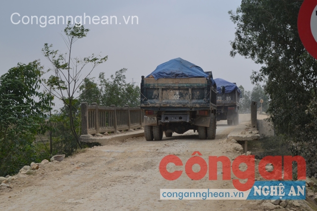 'Rùng mình' khi đi qua cầu xuống cấp