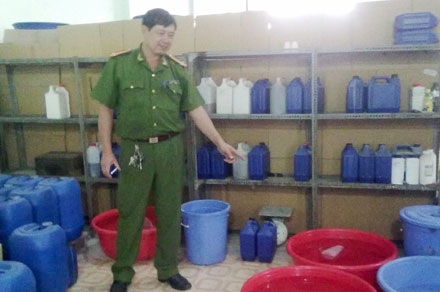 Kinh hoàng mua bán phế phẩm làm hương liệu bánh kẹo