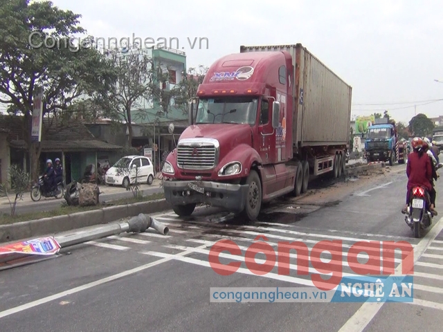 Xe container lao lên giải phân cách, húc đổ cột đèn đường