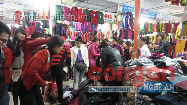 Người ra vào xô đẩy, chen chúc ở chợ Vinh là cơ hội cho tội phạm trộm cắp hoạt động