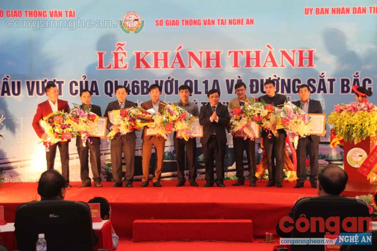 Trao bằng khen của UBND tỉnh Nghệ An cho các tập thể, cá nhân xuất sắc 