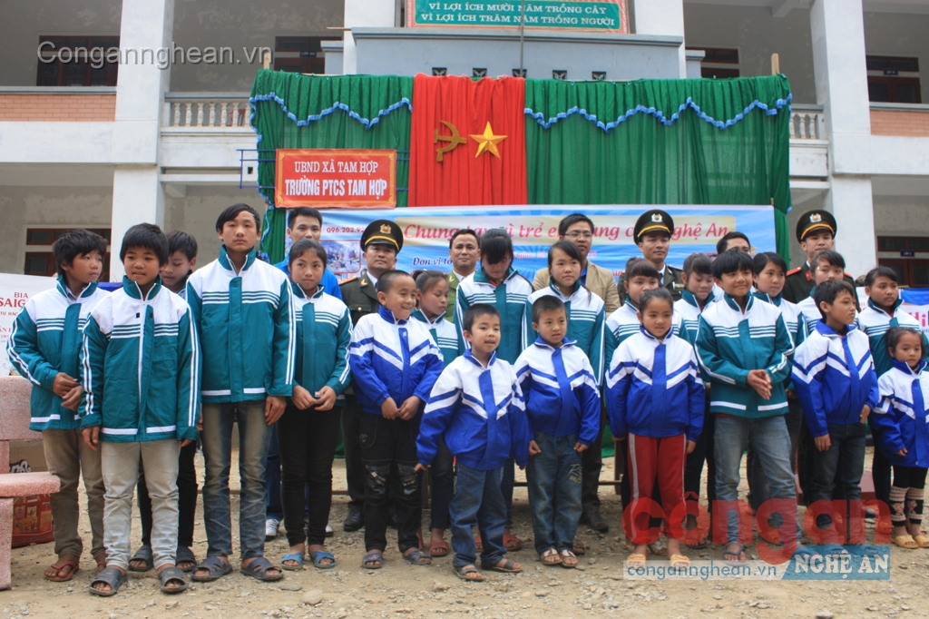 Đại diện lãnh đạo các đơn vị trao áo đồng phục cho học sinh Trường PTCS Tam Hợp