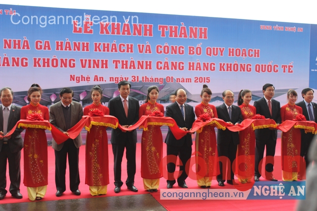 Đại biểu cắt băng khánh thành Nhà ga hành khách - Cảng Hàng không Vinh