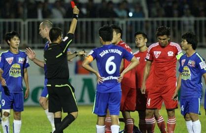 Các trọng tài nghiêm khắc xử lý những pha bóng thô bạo: Vì một V.League lành mạnh!