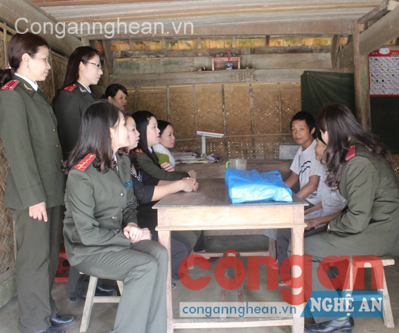 Tặng quà 'Tết vì người nghèo'