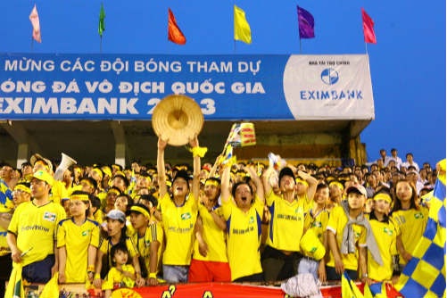Với áo đấu truyền thống CĐV sẽ dễ mua hơn ở các quầy lưu niệm gần sân Vinh