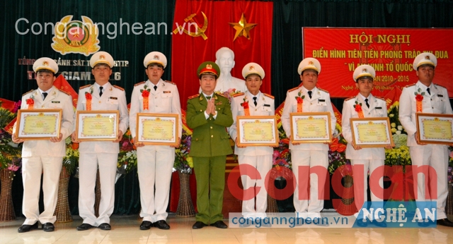 Tuyên dương các điển hình tiên tiến trong phong trào thi đua “Vì ANTQ”.