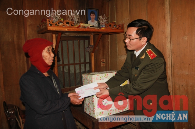 Thăm, tặng quà gia đình có hoàn cảnh khó khăn