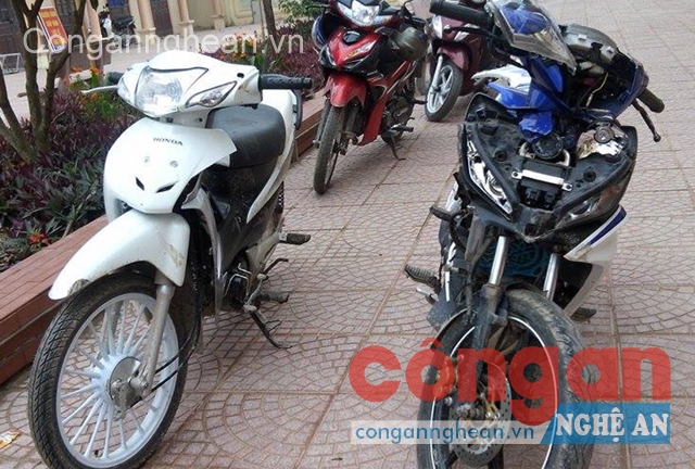 2 chiếc xe bị các đối tượng đập phá