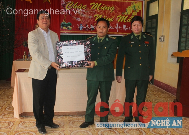Đồng chí Hoàng Xuân Lương, Thứ trưởng, Phó Chủ nhiệm Uỷ ban Dân tộc Chính phủ trao quà cho CBCS Đồn Biên phòng Na Ngoi (Kỳ Sơn)