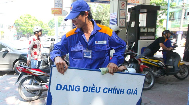 Giá xăng giảm tiếp 300 đồng/lít