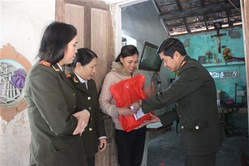 Tặng quà Tết cho các gia đình có hoàn cảnh đặc biệt khó khăn