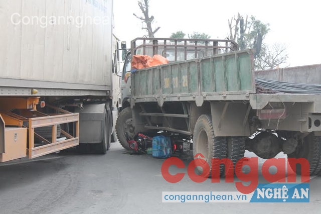 Xe máy chui vào gầm xe tải