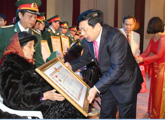 Lãnh đạo tỉnh thăm tặng quà cho các gia đình chính sách