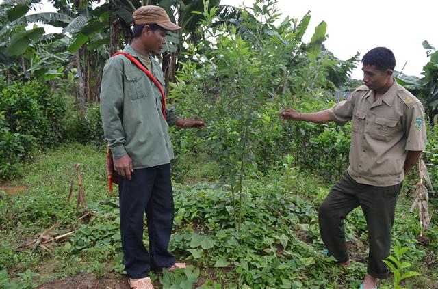 Cán bộ xã Keng Đu hướng dẫn người dân phát triển kinh tế hộ gia đình