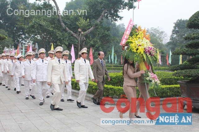 Công an Nghệ An dâng hoa, dâng hương các Khu di tích