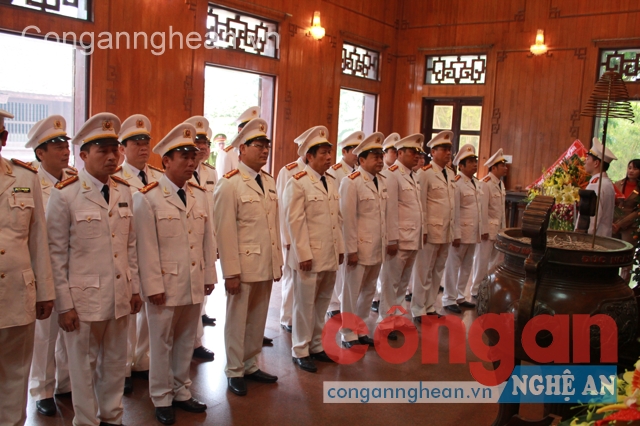  Đoàn dâng hương tại Khu di tích Kim Liên