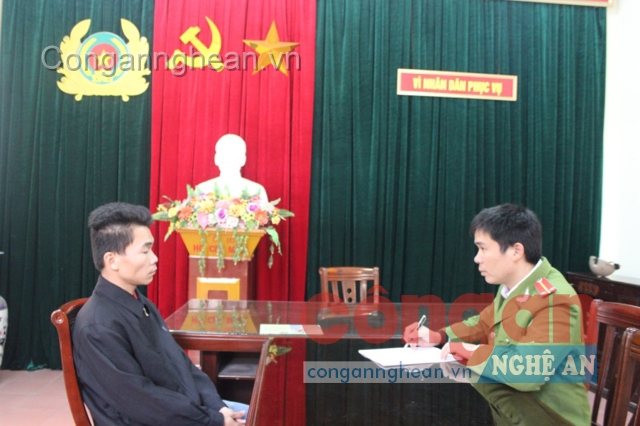Lấy lời khai của đối tượng trong một vụ trộm tài sản