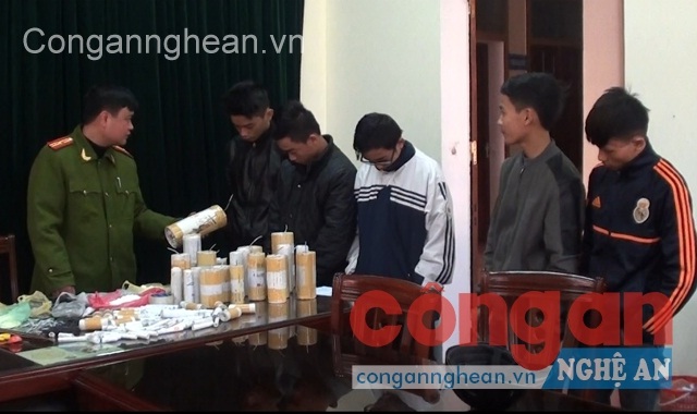 Video: Xem 5 học sinh chế tạo pháo từ hóa chất