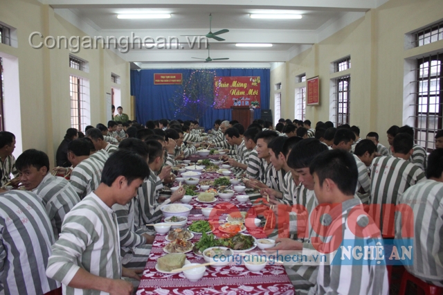 Tết sớm cho phạm nhân