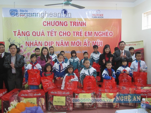 Công ty Bảo hiểm Prudential tặng quà Tết cho trẻ em nghèo
