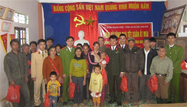 BCH Chi đoàn Công an Anh Sơn trao quà cho người dân Vĩnh Kim, Hoa Sơn