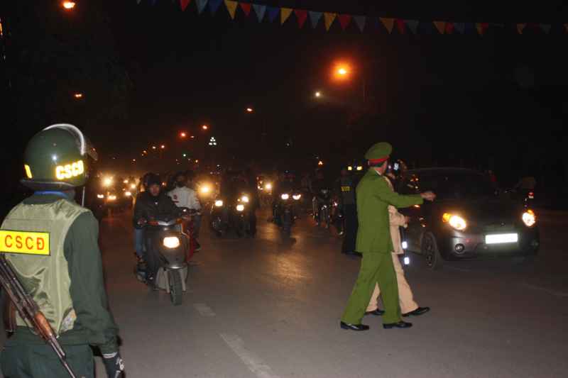 Trắng đêm cho người dân đón Tết