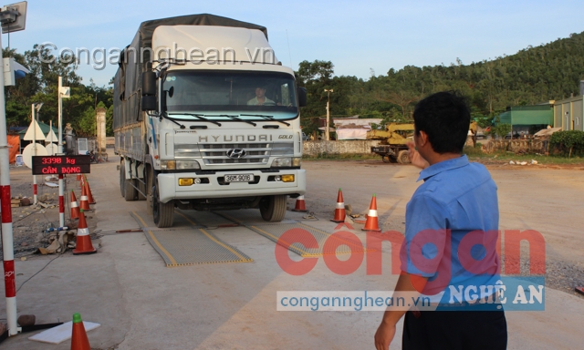 Thanh tra giao thông tiến hành cân và kiểm tra tải trọng xe