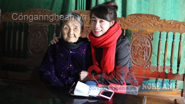 Mẹ Việt Nam anh hùng Phạm Thị Huệ bên tác giả