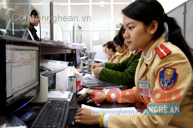 Nữ CSGT xử lý vi phạm ATGT