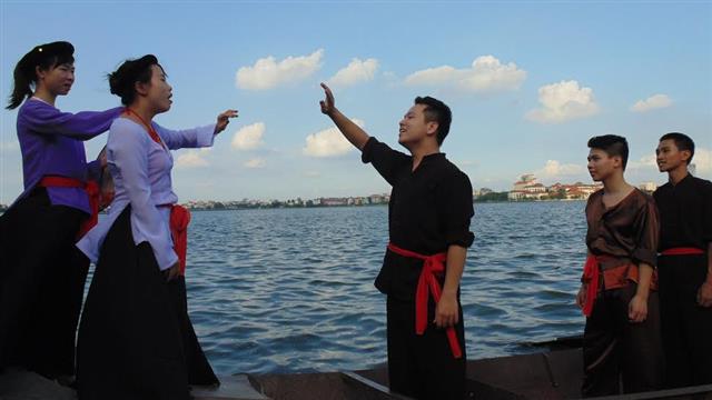 Chàng trai nặng tình với câu ví quê nhà